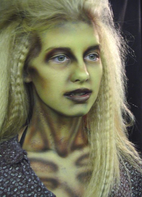 maybe not the stereotypical green but in a pale skin version this would be fantastic as a witch Zombie Fashion, Haunt Makeup, Makeup Witch, Green Zombie, Make Up Diy, Makeup Zombie, Zombie Prom, Horror Make-up, Witch Makeup