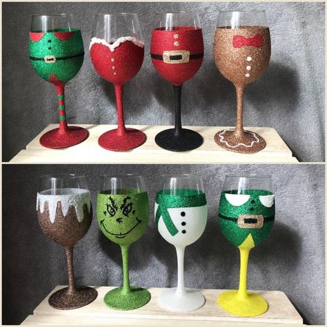 Painted Wine Glasses For Christmas, Christmas Glitter Glasses, Christmas Wine Glasses Diy, Wine Glass Christmas Crafts, Champagne Glasses Decorated, Wine Glass Snow Globe, Christmas Candle Crafts, Christmas Wine Glasses, Glitter Wine Glasses