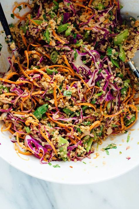 This Thai-flavored quinoa salad recipe is colorful, crisp and delicious! It's also vegan and gluten free. cookieandkate.com Flavored Quinoa, Peanut Quinoa Salad, Resep Vegan, Salad Kale, Vegan Coleslaw, Resep Salad, Thai Peanut, Quinoa Salad Recipes, Noodle Salad