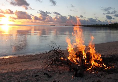 Beach fire - Travel bucket list #26 - Survive on a desert island and send a message in a bottle Island Aesthetic, Island Survival, Moon Beach, Beach Fire, Beach Bonfire, Lord Of The Flies, Bushcraft Camping, Desert Island, Look Of The Day