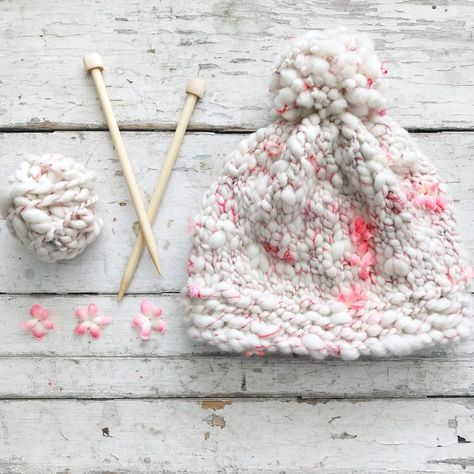 Free Heart Crochet Pattern, Beginner Knit, Knit Beanie Pattern, Knit Collage, Yarn Bee, Knitting Blogs, Textured Yarn, Knitted Wit, Knit Hats