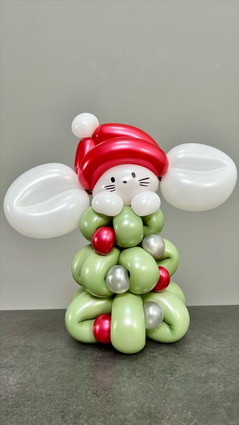 Holiday Balloon Decorations, Christmas Balloon Centerpieces, Christmas Sweet Table, Balloon Decoration Ideas, Christmas Balloon Decorations, Holiday Balloons, Balloons Ideas, Balloon Display, Balloon Crafts