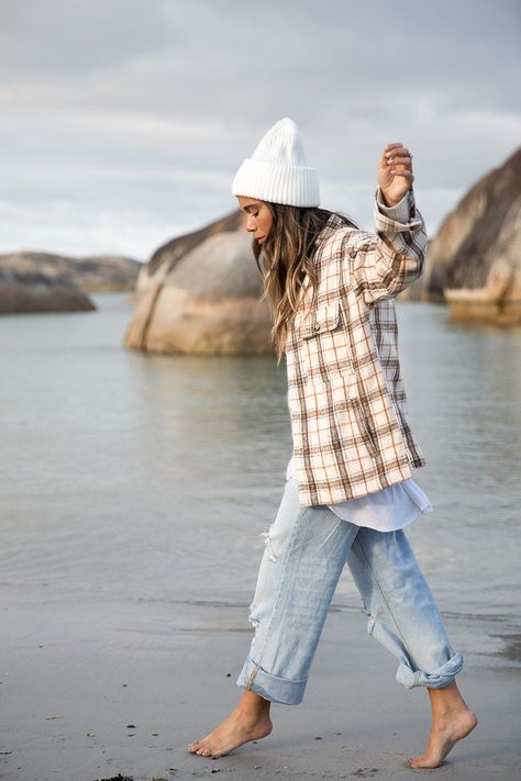 Long Flannel Shirt Outfit, Flannel Shirt Outfit Women, Women Flannel Shirt, Granola Fashion, Flannel Shirt Outfit, Women Flannel, Daytime Outfits, Outdoor Outfits, Fam Pics