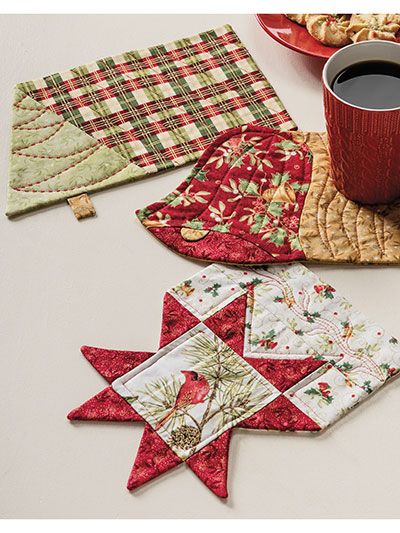 Christmas Mug Rug, Christmas Mug Rugs, Quilted Placemats, Quilted Coasters, Mug Rug Patterns, Winter Quilts, Set Patterns, Fabric Christmas Ornaments, Quilted Table Runners