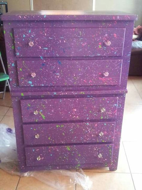 Splatter painted dresser. Possibly the funniest project I ever made! Funky Repurposed Furniture, Disney Dresser Diy, Kids Dresser Ideas, Glitter Dresser, Dresser Makeover Kids, Unicorn House, Diy Kids Furniture, Revamp Furniture, Pastel Room