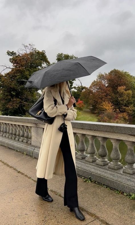 Rainy Day Aesthetic Outfit, Rainy Spring Outfit, Raining Day Outfit, Day Trip Outfit, Cozy Rainy Day Outfit, Rainy Day Outfit Ideas, Rainy Outfit, Rainy Day Outfits, Cozy Rainy Day