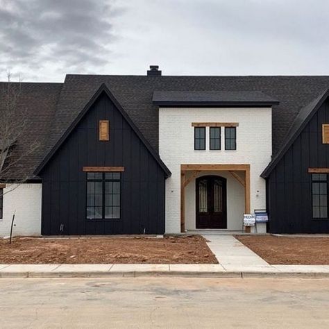 Top 10 Exterior finishes in 2020 - Seeking Lavender Lane Black And White House, Modern Farmhouse Exterior, Design Exterior, Interior Modern, Farmhouse Exterior, Exterior Paint Colors, Farmhouse Homes, House Goals, Exterior House Colors