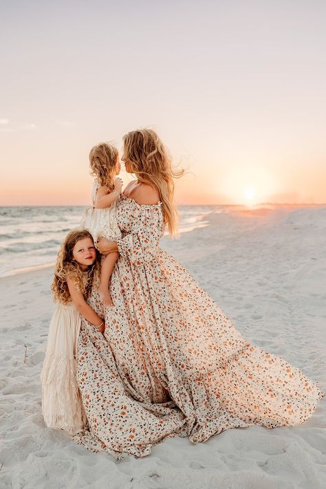 Mom And Daughter Photoshoot Outfits, Beach Family Shoot Ideas, Family Picture Mom Outfit, Beach Family Photo Shoot Ideas, Beach Mother Daughter Photos, Beach Family Photos Fall, Family Sunset Beach Pictures, Mom And Kids Beach Pictures, Diy Family Beach Pictures