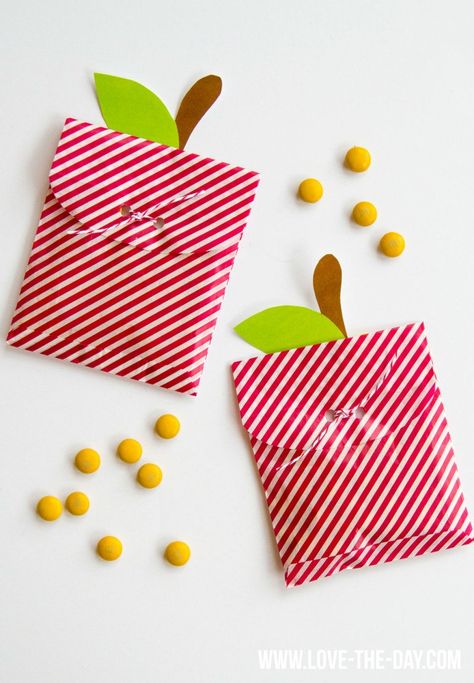 Apple Crafts Week:: DIY Apple Treat Bags Apple Crafts, Students Gifts, Nyc Party, Diy Apple, Apple Treat, Apple Craft, Diy Back To School, Gift Bags Diy, Teachers Diy