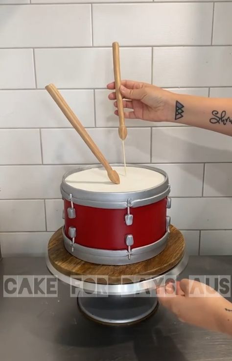 @cake_trends on Instagram: “For more 👉 @cake_trends Credit 👉 @cake_for_days_aus: // 8” Chocolate + Caramel mud layers, with chocolate ganache and salted caramel. 🤤…” Drum Cake Ideas Drummers, Drum Theme Cake, Drum Cake Ideas, Drum Set Cake, Drum Birthday Cakes, Drums Cake, Music Birthday Cakes, Drum Party, Graduation Cake Designs