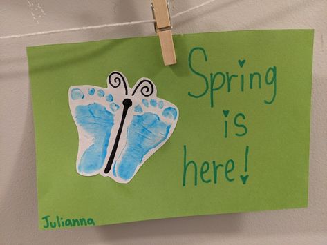 Spring Toddler Art Projects, Spring Crafts For Infants Baby, Spring Crafts For Toddlers Daycare, Spring Crafts Babies, Spring Art Work For Toddlers, Baby Spring Crafts, April Crafts For Infants Art Projects, Spring Baby Art Projects, Spring Crafts For Infants Daycare