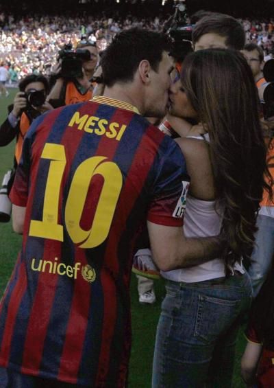 Messi y Antonella Lionel Messi Wife, Messi And Wife, Antonella Messi, Lionel Messi Family, Lionel Messi Posters, Messi Poster, Antonella Roccuzzo, Football Couples, Messi And Neymar