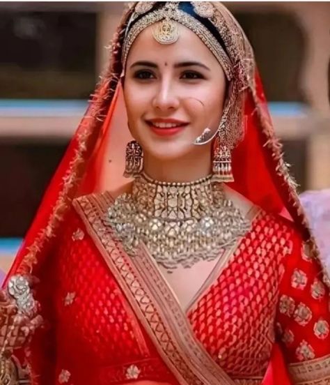 Sheesh Patti, Bridal List, Marriage Outfit, Latest Bridal Makeup, Bridal Pose, Haldi Ceremony Outfit, Latest Bridal Lehenga Designs, Jewel Drawing, Rani Mukherjee