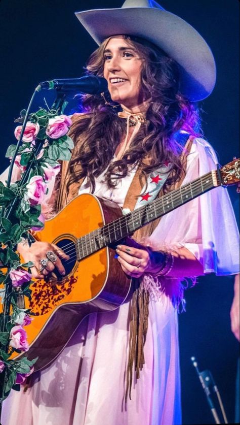 Sierra Ferrell Concert Outfits, Sierra Ferrell Style, Sierra Ferrell Aesthetic, Alt Western, Sierra Ferrell, Stage Clothes, Star Costume, Female Musicians, Concert Outfits