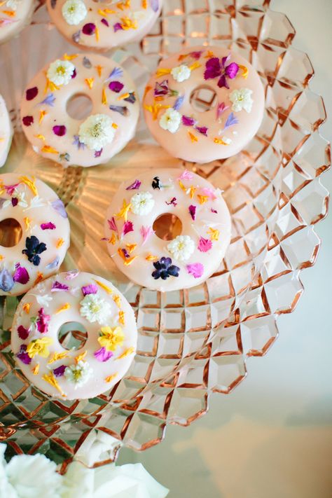 Donuts Decoration Ideas, Floral Wedding Food Table, Flower Inspired Food, Floral Themed Appetizers, Flower Season Mood Food, Flower Brunch Ideas, Flower Theme Food, Flower Themed Party Food, Flower Themed Food