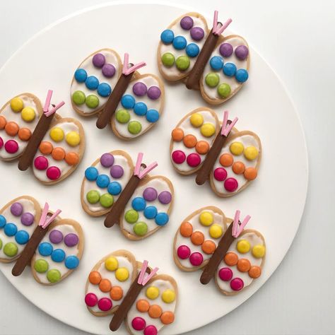 Butterfly biscuits 🦋 we used good old Arnotts Arrowroots for the wings, Cadbury milk chocolate fingers, icing sugar, smarties, musk sticks for the antennaes(these were a bit fiddly to be honest, I would probably leave them off next time!) marie biscuits on the bottom to hold the wings together #rhicreativebaking #butterflybiscuits Butterfly Biscuits, Biscuit Decorating Ideas, Musk Sticks, Chocolate Fingers, Marie Biscuits, Arrowroot Biscuits, Biscuit Decorating, Fun Foods To Make, Easy Biscuit