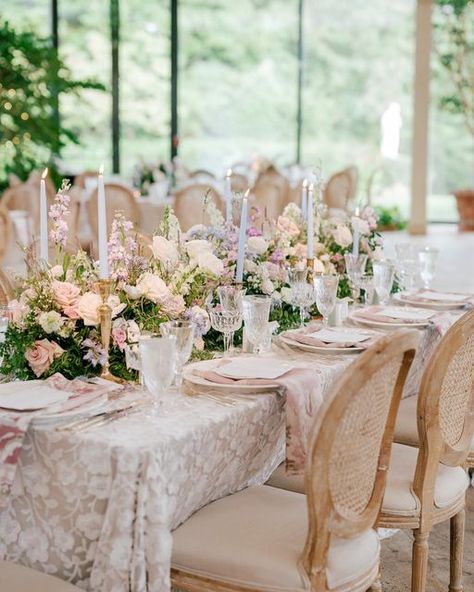 Bridgerton Wedding Table Setting, Candlebra Decor Ideas, English Garden Wedding Decor, Whimsical Sweetheart Table, Classic Bridal Shower Ideas, Bridgerton Wedding Decor, Pastel Tablescape, Italy Moodboard, Bridgerton Wedding