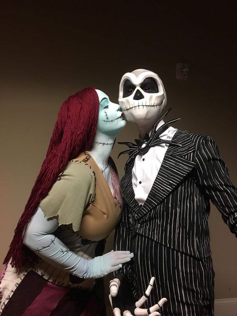 Cool Couple Halloween Costumes, Christmas Costumes Women, Halloween Parejas, Top Halloween Costumes, Couples Halloween Outfits, Nightmare Before Christmas Halloween, Cute Couple Halloween Costumes, Scary Halloween Costumes, Spooktacular Halloween