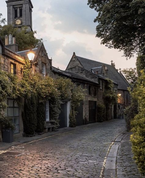 Edinburgh on X: "Wander through the peaceful streets of Stockbridge on a tranquil evening and feel the serenity wash over you.✨ 📍 Stockbridge 📸 IG/viewofedinburgh #Edinphoto #ForeverEdinburgh https://t.co/8DuPWq3k8Y" / X Edinburgh Winter, Scotland Forever, Dream School, Aesthetically Pleasing, Dark Academia, Edinburgh, Autumn Leaves, Scotland, Travel