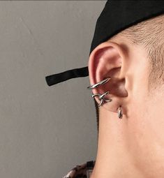 The model's height is 5' 7'' (170cm) and weighs 132 pounds (60kg) - Titanium Steel- Two-piece Best Earrings For Men, Men's Piercings, Cool Ear Piercings, Clip On Earring, Stud Earrings For Men, Ear Clips, Men Earrings, Behind Ear Tattoo, Clip On