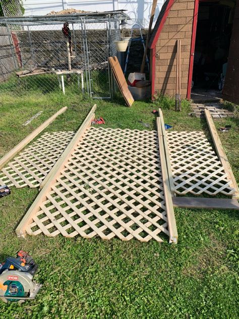 Diy Lattice Privacy Screen, Backyard Vineyard, Backyard Trellis, Lattice Patio, Diy Christmas Fireplace, Cool Chandeliers, Candy Land Christmas Door, Christmas Decorations Diy, Christmas Float