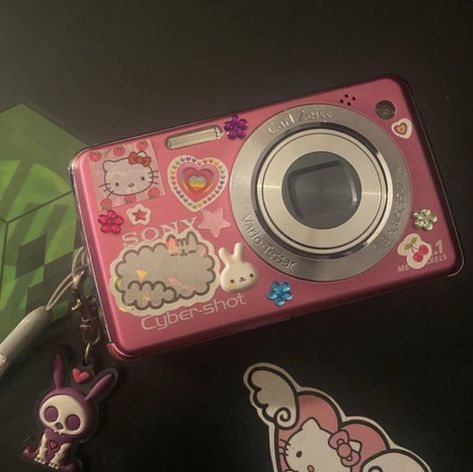 Camera Decor, Pink Camera, Cute Camera, Retro Gadgets, Camera Digital, Retro Camera, Flip Phones, Hello Kitty Items, Vintage Cameras