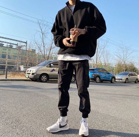 Aesthetic Black Hoodie, Black Hoodie Outfit Men, Black Sweatpants Outfit, Hoodie Outfit Aesthetic, Black Hoodie Outfit, Black Sweatshirt Outfit, Sporty Outfits Men, Korean Street Fashion Men, Hype Fashion