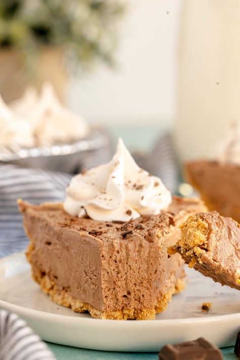 The best no bake chocolate pie! A creamy and rich chocolate dessert that's perfect for Thanksgiving, the holidays, or even the summer! No Bake Chocolate Pie, Rich Chocolate Dessert, Chocolate Cream Pie Recipe, Easy Pie Recipes, Chocolate Cream Pie, Best Party Food, Chocolate Pie, Chocolate Cream Cheese, Hungry Girl