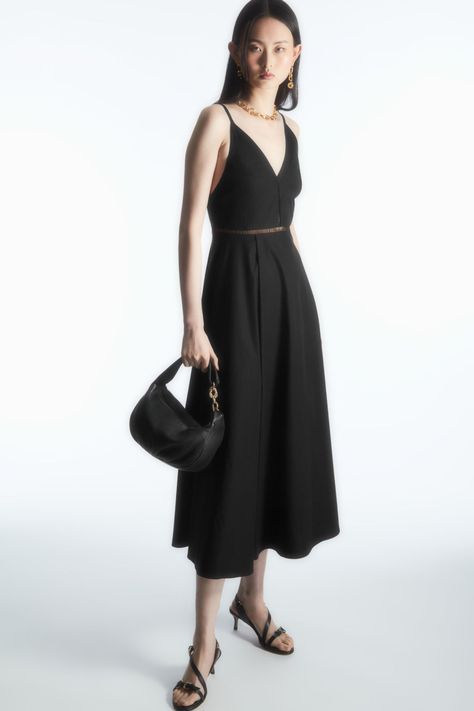 Discover great products at the best prices at Dealmoon. COS V-NECK MIDI SLIP DRESS - Black - Dresses - COS. Price:$94.50 at COS Dress Layers, Double Layer Top, Midi Slip Dress, Women Magazines, Woman Silhouette, Summer Events, Printed Midi Dress, Full Skirt, Low Back