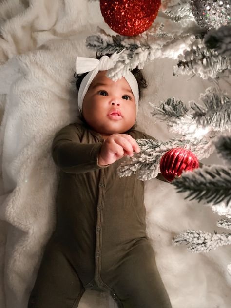 Christmas tree Christmas baby baby first Christmas happy holidays Newborn Girl Photoshooting Ideas Christmas, December Baby Milestone Pictures, Baby First Photoshoot, Baby Girl Christmas Photoshooting Ideas, December Baby Photoshoot, Baby Christmas Photoshoot, Christmas Pictures Kids, Baby Holiday Photos, Month Pictures