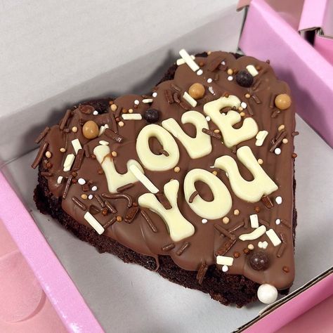 Heart Shape Brownies, Heart Shaped Brownies, Heart Brownies, Brownie Slab, Valentines Day Chocolate, Birthday Cake Brownies, Brownie Packaging, Crunchy Chocolate, Mini Brownies