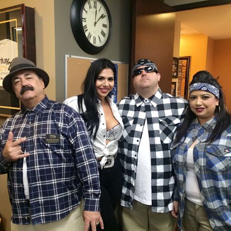 Selena Quintanilla Halloween Costume, Chola Costume, Gangster Halloween Costumes, Gangster Costumes, Chola Style, Celebrity Costumes, Cholo Style, Chicana Style, Alice In Wonderland Costume