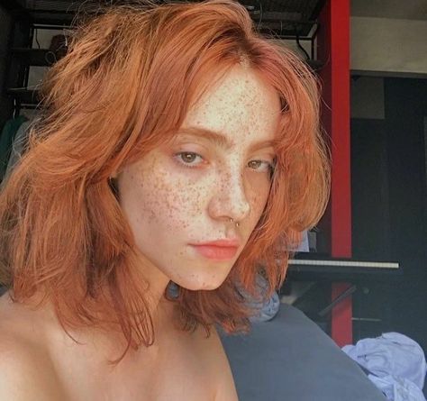 Menina bonita com muitas sardas no rosto e cabelo curto alaranjado Ginger Hair Girl, Internet Girl, Freckles Girl, Ginger Girls, Ginny Weasley, Redhead Girl, Girl Short Hair, December 13, Only Girl