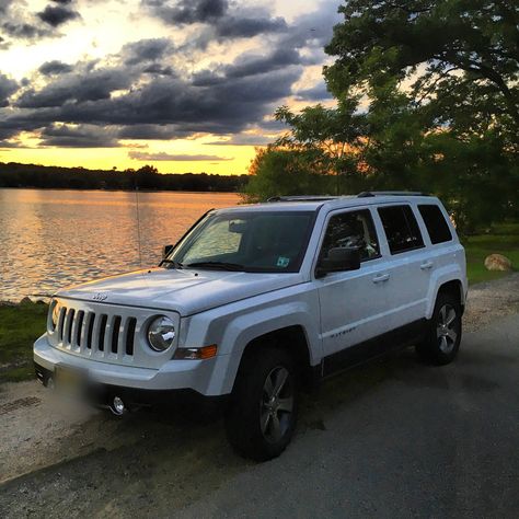 Jeep Patriot Aesthetic, White Jeep Patriot, Jeep Patriot Interior, Jeep Patriot Accessories, Jeep Aesthetic, 2014 Jeep Patriot, Silver Jeep, White Jeep, Car Things