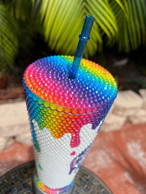 Rainbow Drip Starbucks Bling Tumbler - Etsy Nigeria Diy Rhinestone Crafts, Rhinestone Tumblers, Starbucks Cup Design, Starbucks Cup Art, Fancy Cup, Bling Tumbler, Rhinestone Designs Pattern, Rhinestone Cups, Bling Ideas