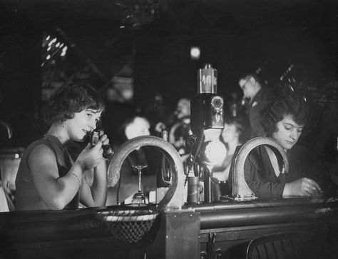 Resi Nightclub in Berlin, 1930. 1920s Berlin, Pneumatic Tube, Timeline Images, Berlin Photos, Japanese Love, Low Tech, History Photos, Gothic Beauty, Cabaret