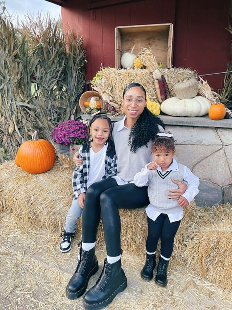 Pumpkin patch family photoshoot Family Pumpkin Patch Pictures, Mommy Daughter Photography, Pumpkin Patch Pictures, Daughter Photography, Fall Photo, Inspo Pics, Mommy Daughter, Fall Photos, Family Photoshoot