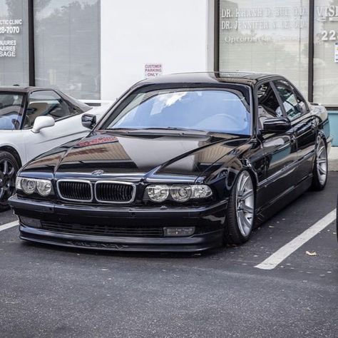 Mobil Gtr, E38 Bmw, Bmw 740, Classic Bmw, Bmw E38, Bmw E34, Car Artwork, Bmw Classic, Bmw 7