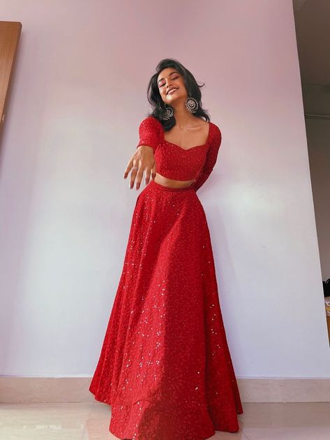 Lengha Choli Poses, Pose In Indian Outfit, Red Lengha Simple, Aesthetic Lehenga Poses, Poses On Lehenga, Simple Lengha Design, Traditional Dresses Poses, Lehanga Simple, Simple Lehangas