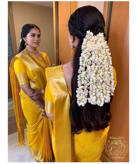 Saree And Flower In Hair, Simple Bridal Hair With Flowers, South Indian Flower Hairstyles, Traditional Hairstyle With Flowers, South Indian Gajra Hairstyle, South Indian Wedding Hairstyle, Tamil Hairstyle With Flowers, Kerala Hairstyles For Saree, Kerala Bride Hairstyles With Flowers