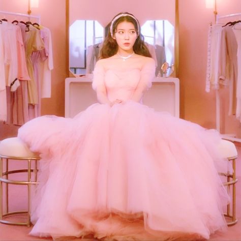 Iu Dress, Gown Aesthetic, Iu Fashion, Pink Gowns, Korean Actresses, Kpop Girl Groups, Pink Aesthetic, Shinee, Korean Girl