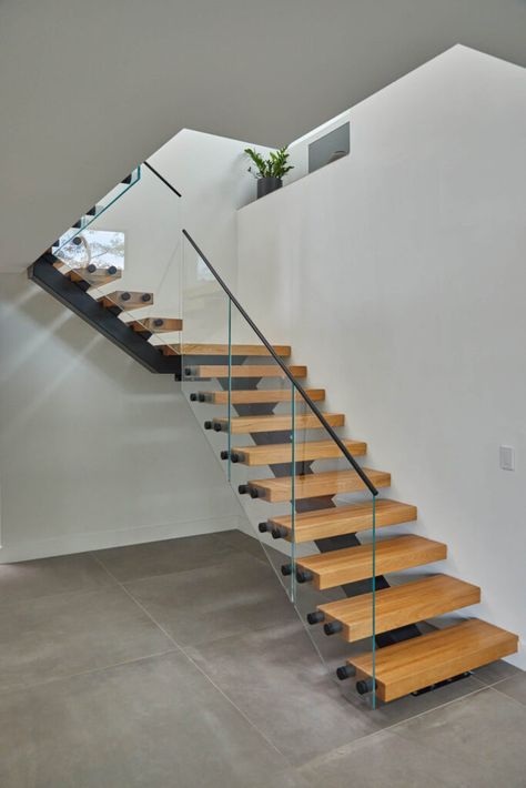 Glass Stairs Design, Glass Stair, Glass Railing Stairs, Contemporary Staircase, Architecture Home Design, Glass Stairs, Stair Design, Home Lighting Design, Floating Stairs