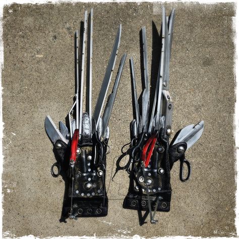 DYI Edward Sissorhands Edward Siccors Hands, Spookie Season, Handmade Halloween Costumes, Cosplay Inspo, Edward Scissorhands, Halloween Inspo, Fantasias Halloween, Halloween 2019, Sewing Studio