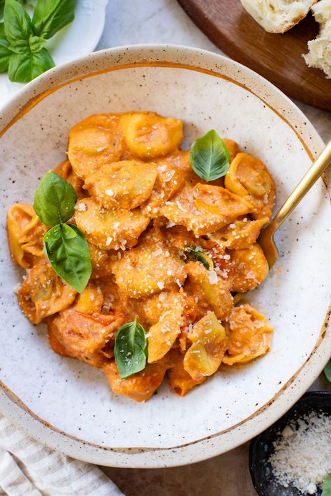 Roasted Tomato Ricotta Tortellini Vegetarian Tortellini, Ricotta Tortellini, Vegan Tortellini, Ricotta Sauce, Vegan Dinner Recipes Easy, Ricotta Recipes, Vegan Pasta Recipes, Vegan Italian, Easy Vegan Dinner