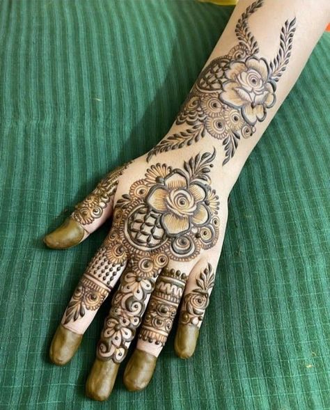 Full Hand Backside Mehndi Designs, Arabian Mehndi Designs Back, Backside Mehndi Design, Unique Mehndi Designs Back Hand, Floral Mehendi Designs, Arabic Mehndi Designs Back Hand, Brides Mehndi, Stylish Back Hand Mehndi, Latest Finger Mehndi Designs