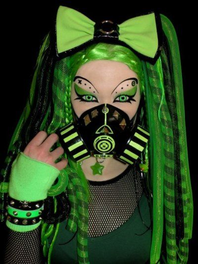 Cyber Raver, Green! Cybergoth Makeup, Emo Aesthetic Outfit, Bubblegum Goth, Cybergoth Fashion, Cybergoth Style, Goth Outfit, Cyberpunk Clothes, Punk Pins, Rave Girl