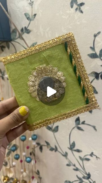 Saree Covers Ideas Diy, Handmade Giveaways Ideas, Shagun Envelopes Handmade Diy, Handmade Diwali Gift Ideas, Hand Made Envelopes, Sutali Art, Diy Shagun Envelopes, Handmade Money Envelopes, Diy Diwali Gifts Handmade