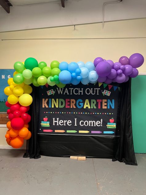 Pre-school graduation Kindergarten Graduation Backdrop Ideas, Graduation Balloon Ideas, Kindergarten Graduation Backdrop, Graduation Backdrop Ideas, Preschool Graduation Decorations, Graduation Backdrop, Graduation Balloons, Balloon Ideas, Preschool Graduation