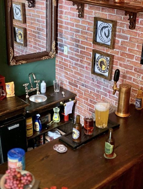 Diy Beer Tap, Diy Minatures, Dollhouse Bar, Miniature Cafe, Victorian Bar, Miniature Bar, Miniature Shop, Miniatures Diy, Diy Beer