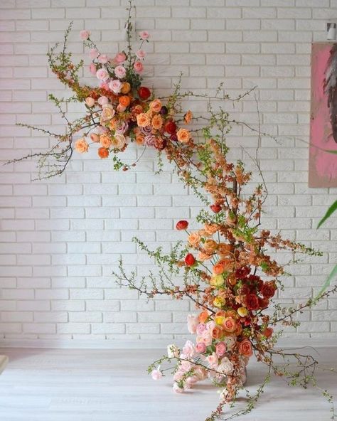 Hanging Flowers Altar, Hanging Floral Wedding Backdrop, Modern Hanging Floral Installation, Modern Floral Installation, Free Standing Flower Arrangements, Floral Wall Installation, Floral Installation, Flower Installation, Diy Home Decor Ideas